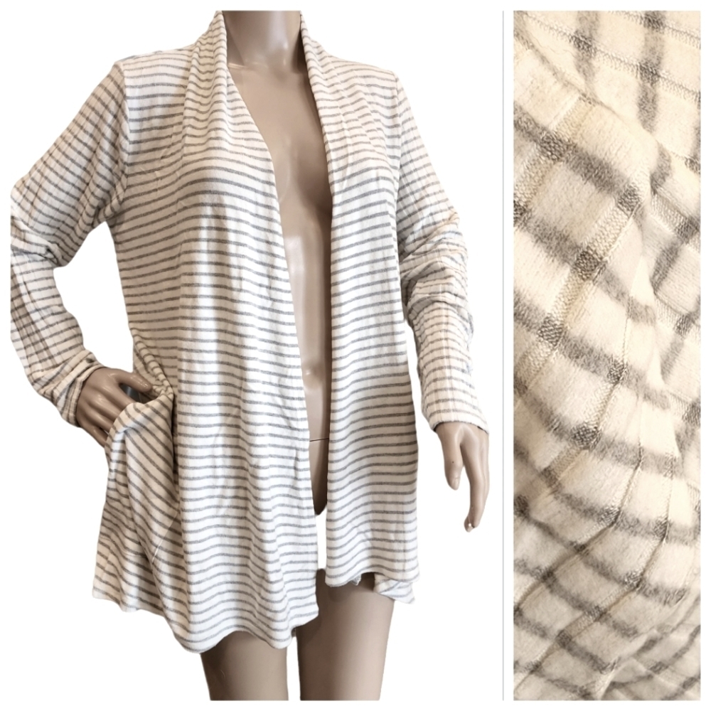 Chico's soft sweater cardigan. Pockets. Size 0‎ (4-6)